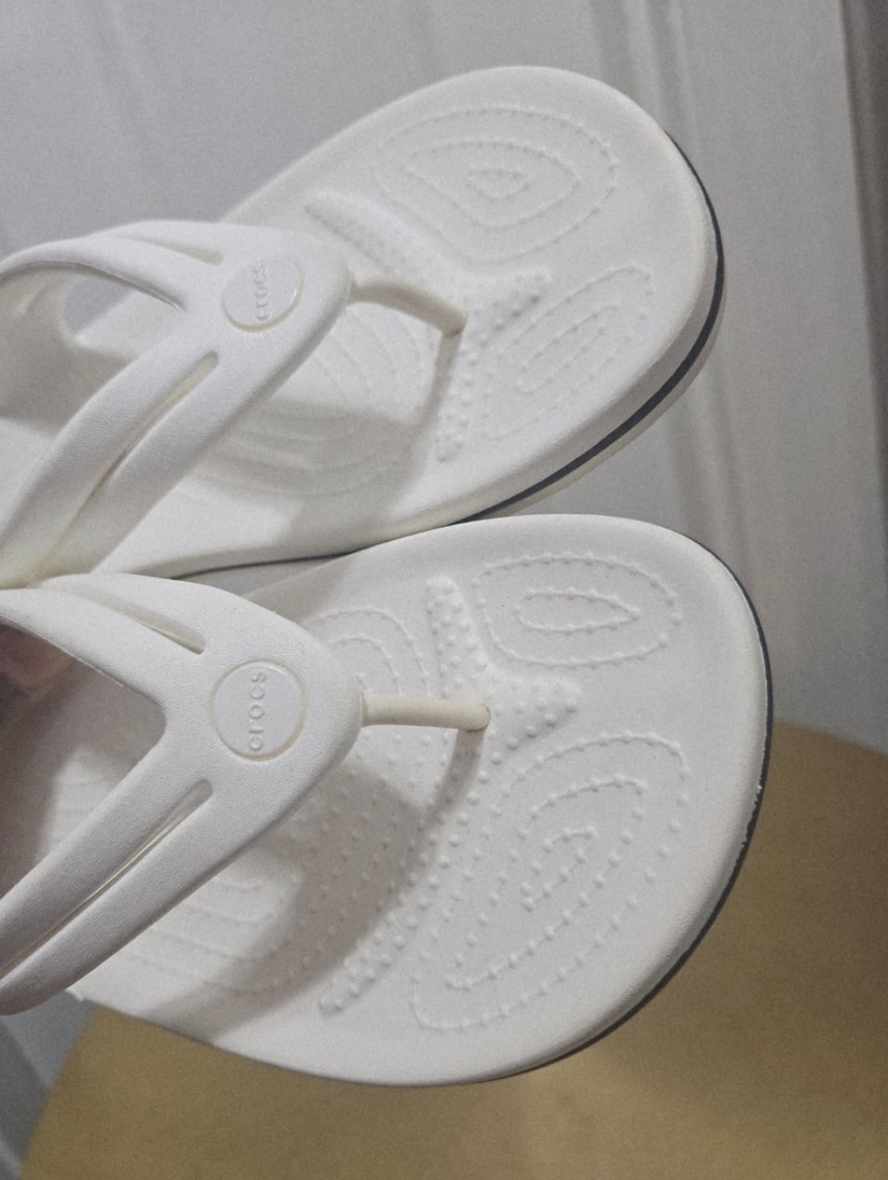 Crocs Sandals Women’s 9 Crocband Flip-Flop White Toe-Post Casual Comfort - Picture 3 of 6